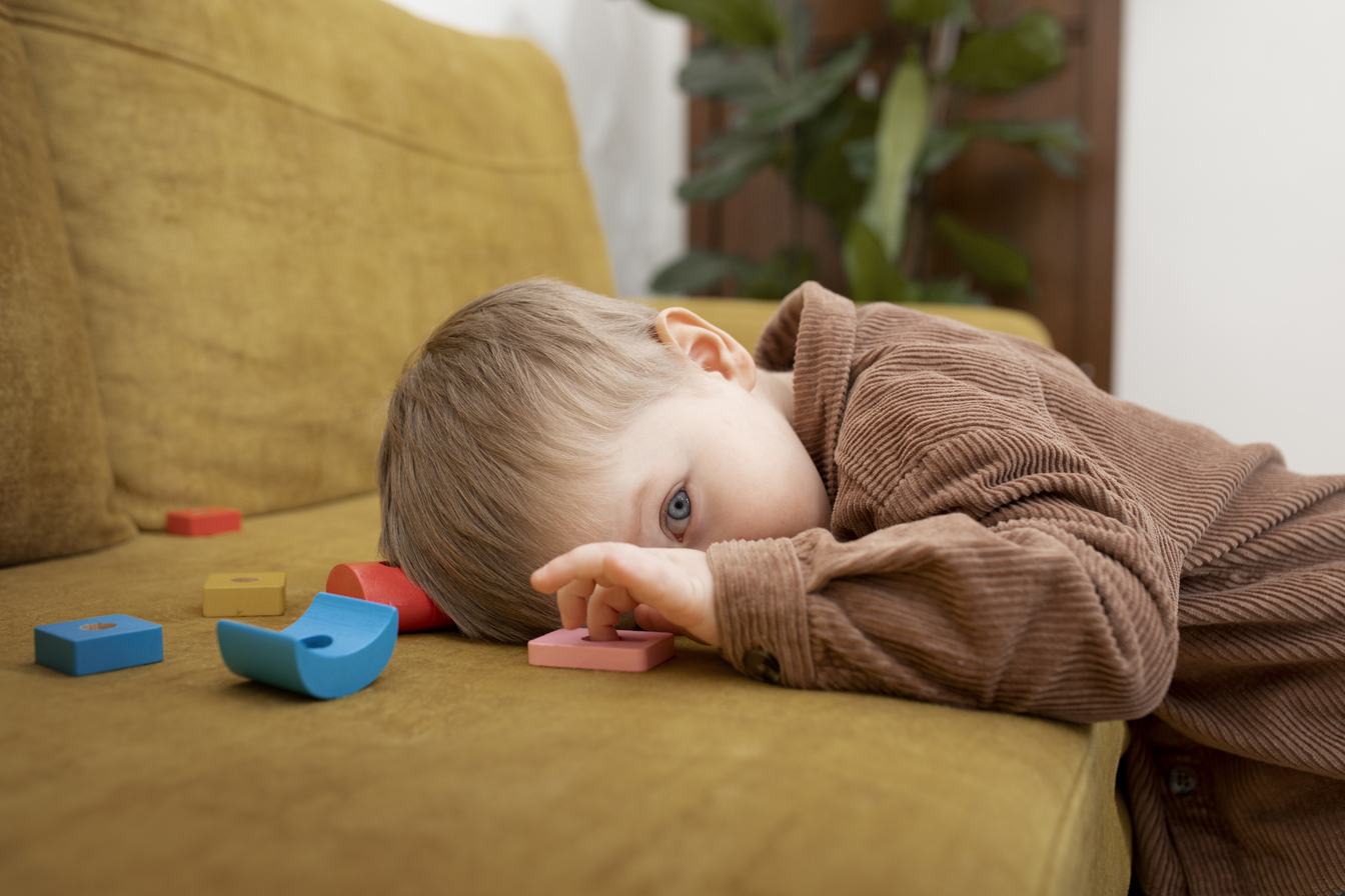 На фото зображена дитина, яка грає з конструктором